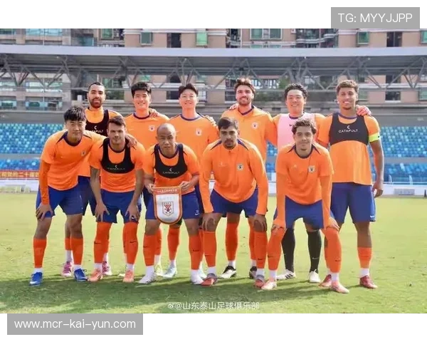 阿尔瓦罗济南体检:葡萄牙中卫落地北京即披橙色围巾,球迷机场热情迎接 阿尔瓦罗济南体检:葡萄牙中卫落地北京即披橙色围巾,球迷机场热情迎接